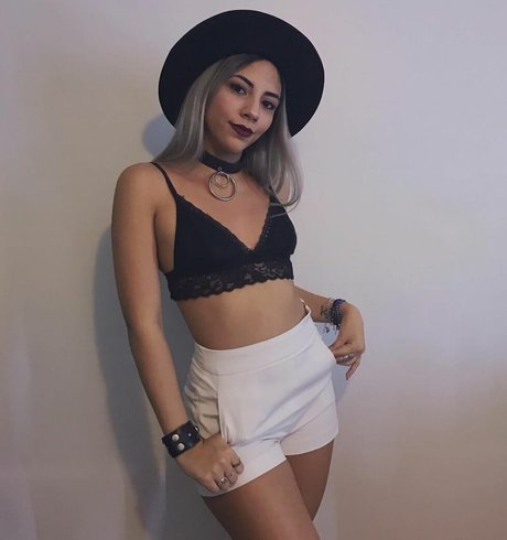 Naakte gelekte OnlyFans-foto van Valentina Kavata