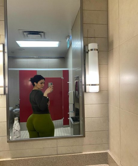 Naakte gelekte OnlyFans-foto van Zainaabbab