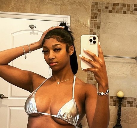 Naakte gelekte OnlyFans-foto van Angel Reese