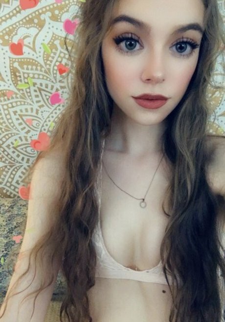Naakte gelekte OnlyFans-foto van Rose Castella