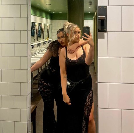 Naakte gelekte OnlyFans-foto van Sarah Anne Hooper