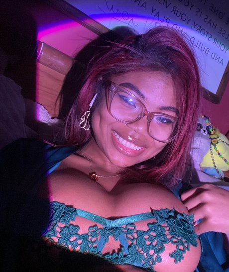 Naakte gelekte OnlyFans-foto van El3phanttittyz