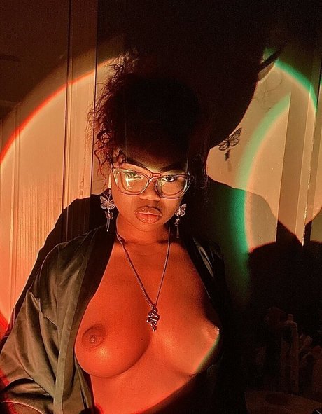 Naakte gelekte OnlyFans-foto van El3phanttittyz