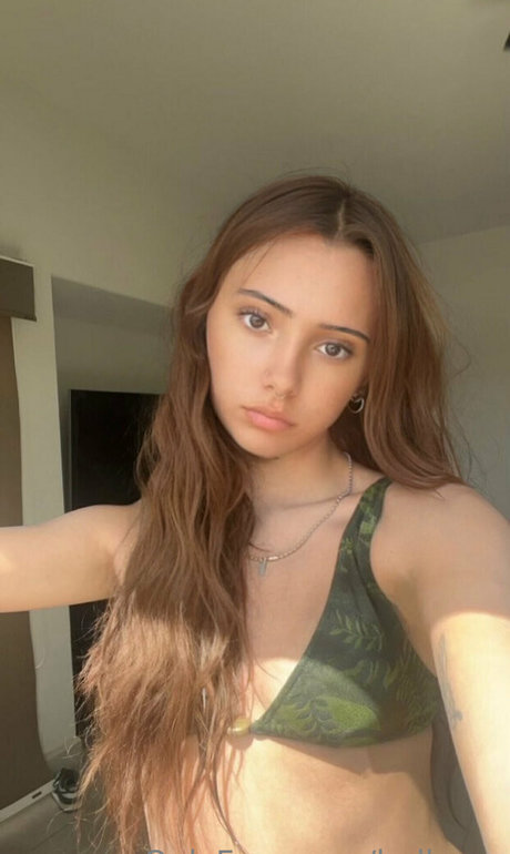 Naakte gelekte OnlyFans-foto van Isabellaroy