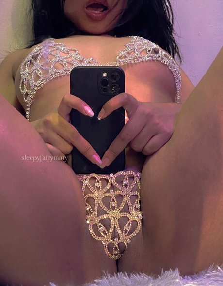 Naakte gelekte OnlyFans-foto van Fairy Mary
