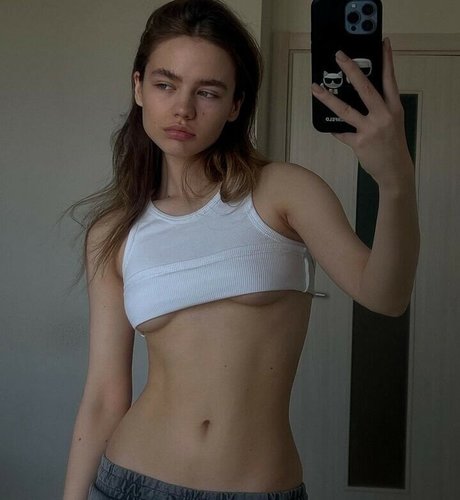 Naakte gelekte OnlyFans-foto van Veronika Hanberg