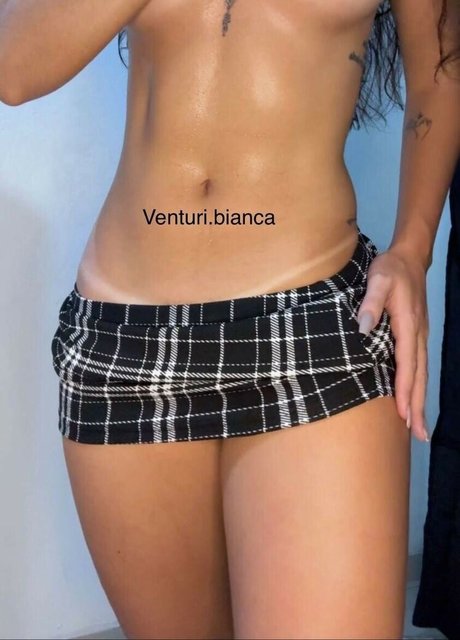 Naakte gelekte OnlyFans-foto van Bianca Veturi