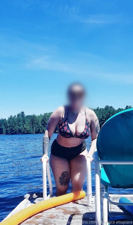 Naakte gelekte OnlyFans-foto van Ettaplace