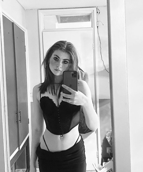 Naakte gelekte OnlyFans-foto van Skyepastapins