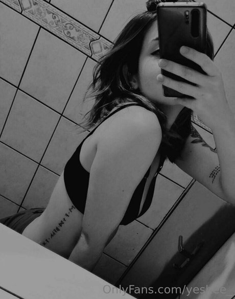 Naakte gelekte OnlyFans-foto van Amanda Atkinson