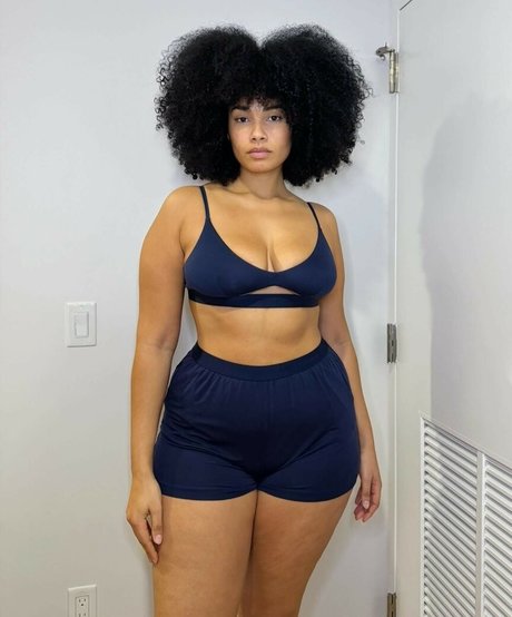 Naakte gelekte OnlyFans-foto van Shadia Ampadu