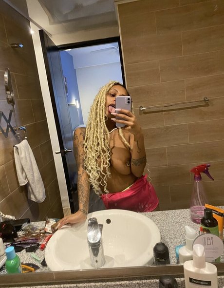 Naakte gelekte OnlyFans-foto van Softnunu