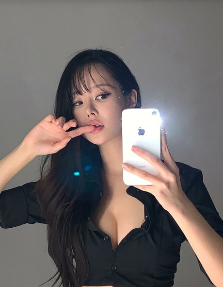 Naakte gelekte OnlyFans-foto van Chloe Amelie Kim