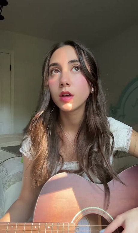 Naakte gelekte OnlyFans-foto van Mikaela Astel