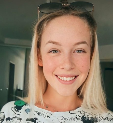 Naakte gelekte OnlyFans-foto van Babynika