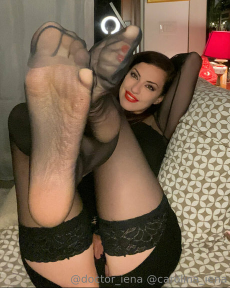 Naakte gelekte OnlyFans-foto van Carolinaiena