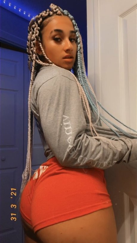 Naakte gelekte OnlyFans-foto van Poofballdemon