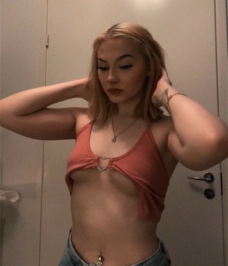 Naakte gelekte OnlyFans-foto van Miranda Felicia