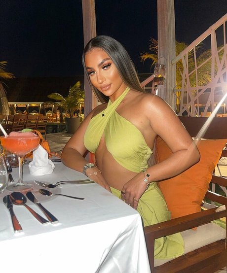 Naakte gelekte OnlyFans-foto van Andreea