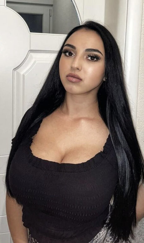 Naakte gelekte OnlyFans-foto van Ivana Milojevic