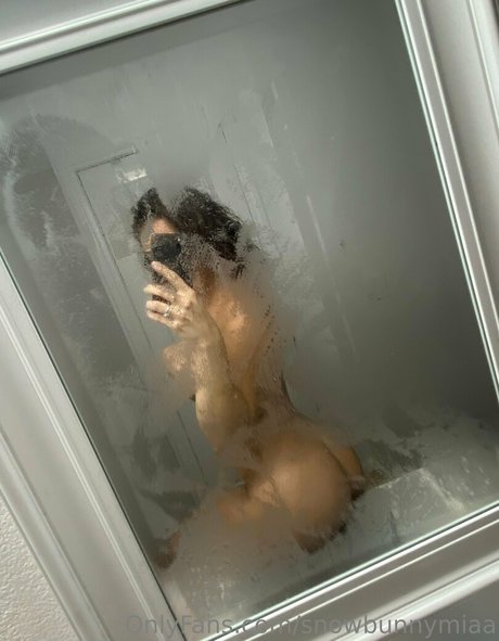 Naakte gelekte OnlyFans-foto van Snowbunnymiaa