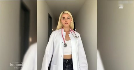 Naakte gelekte OnlyFans-foto van Germanys Next Topmodel