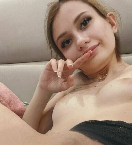 Naakte gelekte OnlyFans-foto van Alinameaw