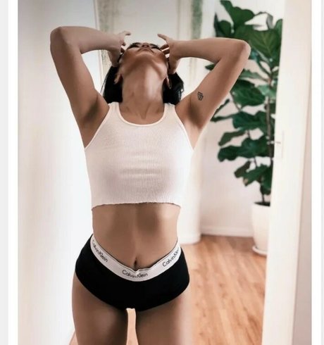Naakte gelekte OnlyFans-foto van Erika Fong