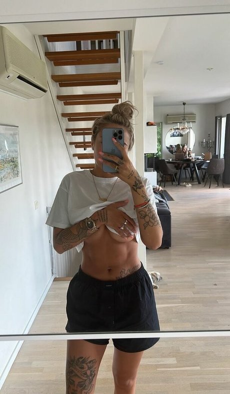 Naakte gelekte OnlyFans-foto van Nicci Hernestig