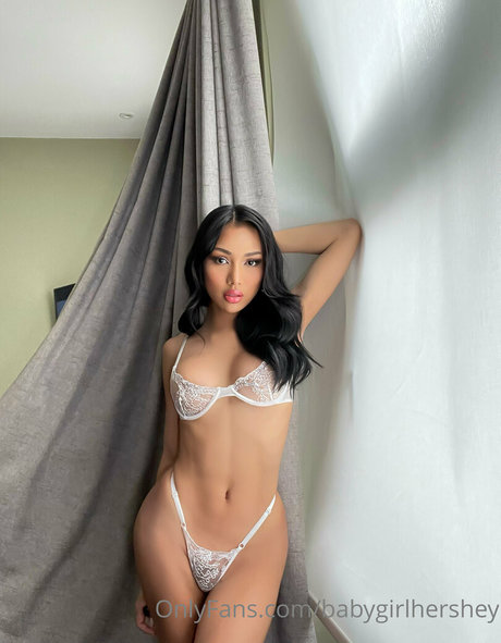 Naakte gelekte OnlyFans-foto van Babygirl Hershey