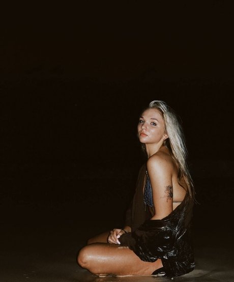 Naakte gelekte OnlyFans-foto van Julia Hart