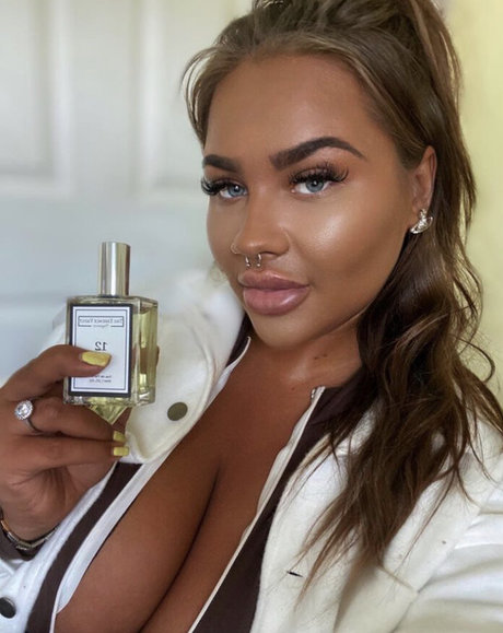 Naakte gelekte OnlyFans-foto van Nicole Barker