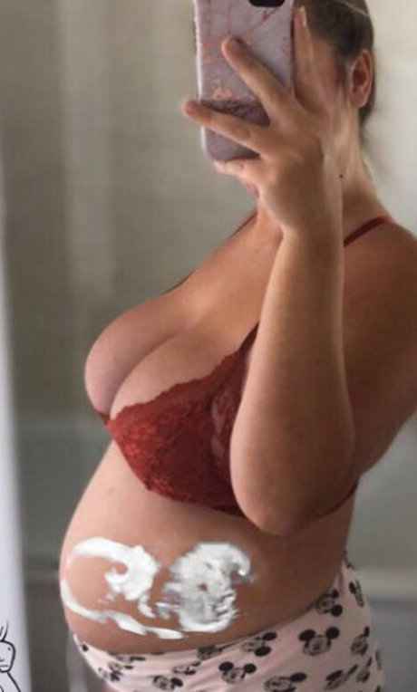 Naakte gelekte OnlyFans-foto van Nicole Barker