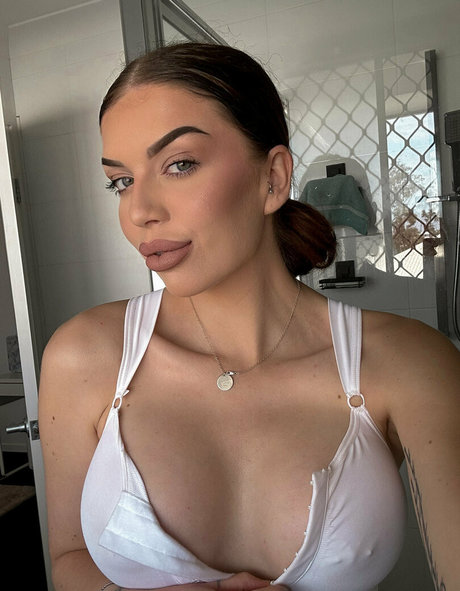 Naakte gelekte OnlyFans-foto van Caitlin Mcconville