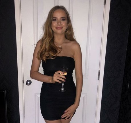 Naakte gelekte OnlyFans-foto van Alicia Ivatt