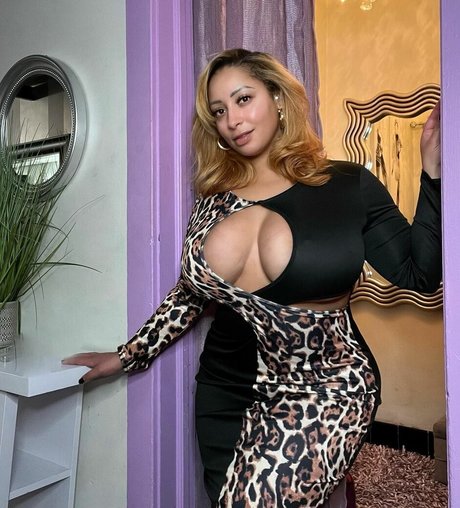 Naakte gelekte OnlyFans-foto van Tyleaadore