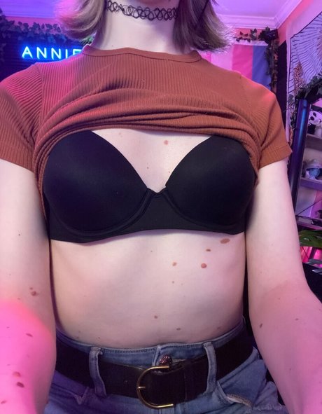Naakte gelekte OnlyFans-foto van Anniedro