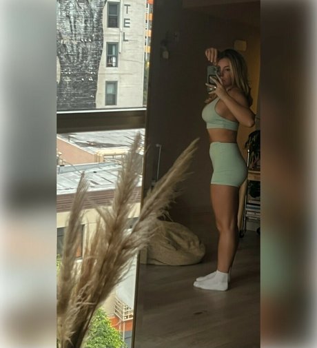 Naakte gelekte OnlyFans-foto van Belle Warren