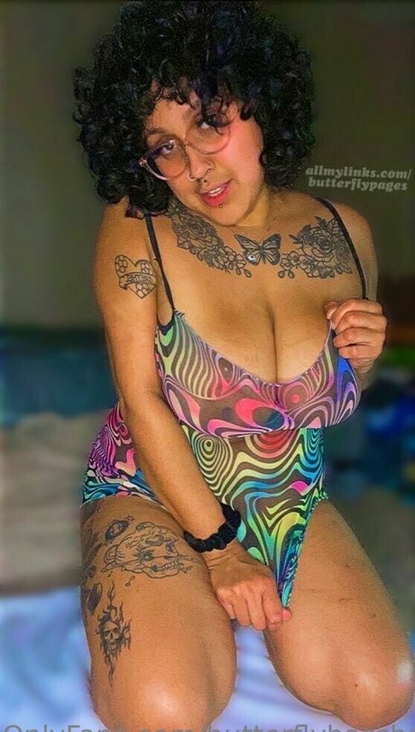 Naakte gelekte OnlyFans-foto van Butterflybassbaby