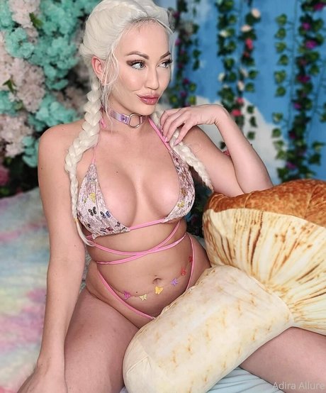 Naakte gelekte OnlyFans-foto van Adiraallure