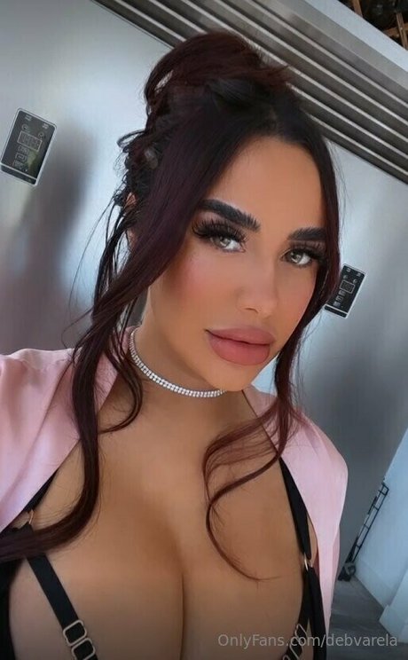 Naakte gelekte OnlyFans-foto van Debvarela