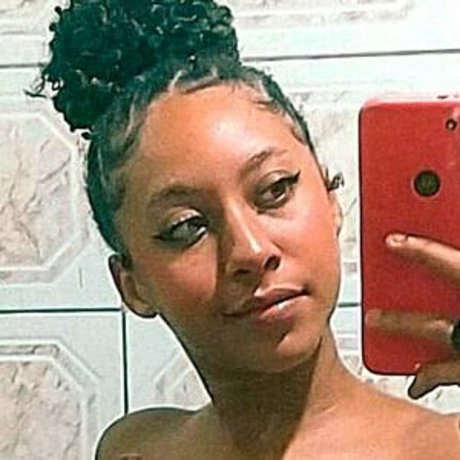 Naakte gelekte OnlyFans-foto van Cristina Souza