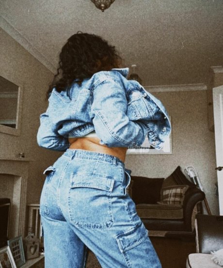 Naakte gelekte OnlyFans-foto van Caravernon