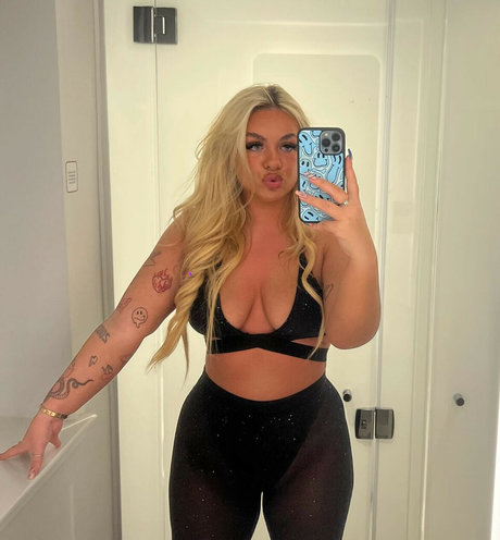 Naakte gelekte OnlyFans-foto van Beth Macdonald