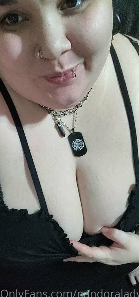 Naakte gelekte OnlyFans-foto van Pandoralady