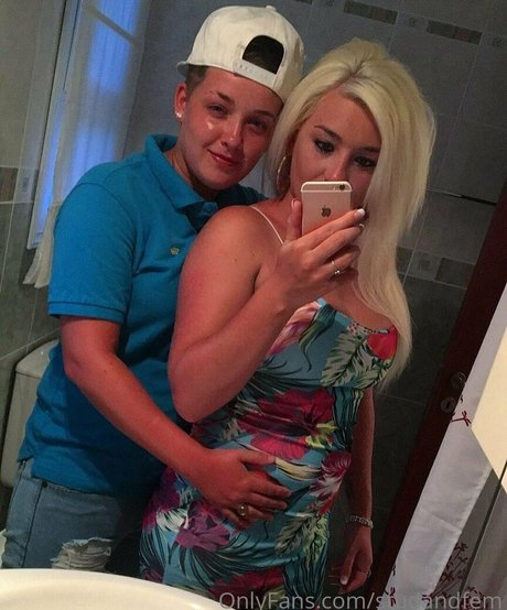 Naakte gelekte OnlyFans-foto van Reallesbiansx
