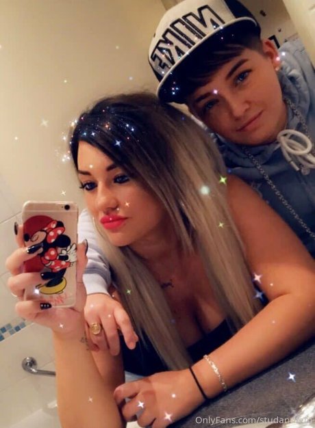Naakte gelekte OnlyFans-foto van Reallesbiansx