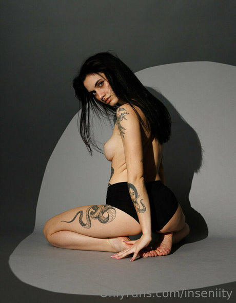 Naakte gelekte OnlyFans-foto van Inseniity