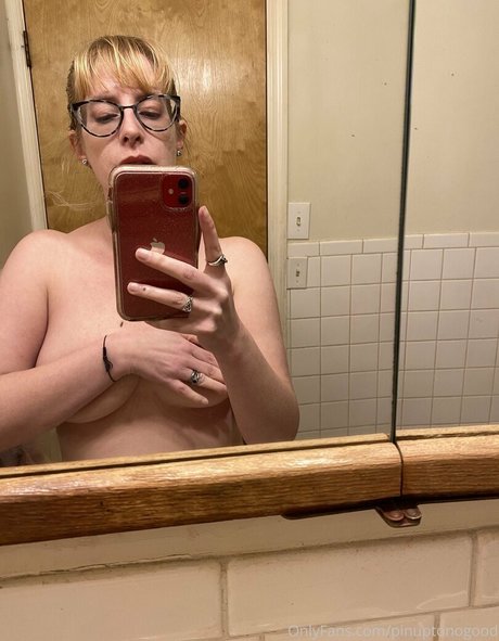 Naakte gelekte OnlyFans-foto van Pinuptonogood
