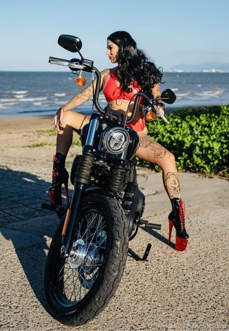 Naakte gelekte OnlyFans-foto van Sizzorsister
